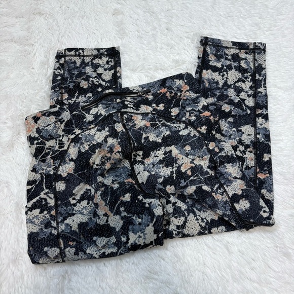 Lululemon Wunder Under Crop 21” 6 - Picture 2 of 3